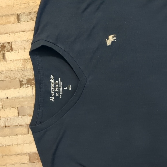 Abercrombie & Fitch V-Neck T-shirt - Picture 3 of 5